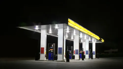 estación de servicio de noche 2